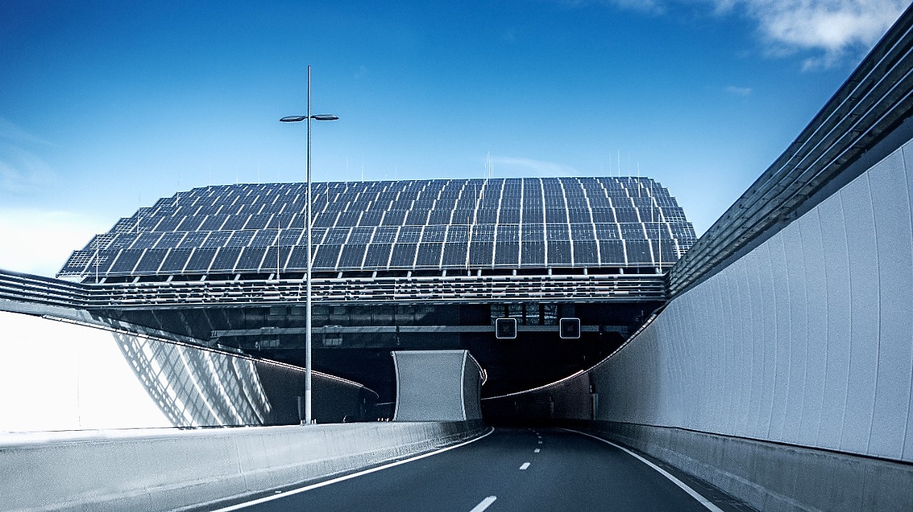 Zonnepanelen op een viaduct (Foto: Getty Images)