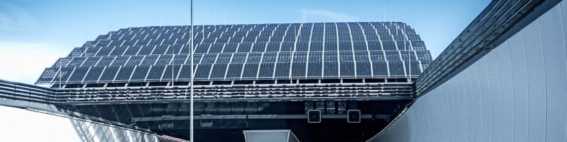 Zonnepanelen op een viaduct (Foto: Getty Images)