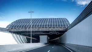 Zonnepanelen op een viaduct (Foto: Getty Images)