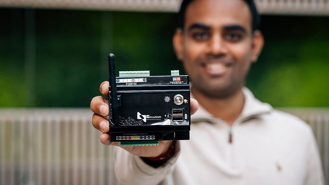 Ankit Chouhan van KlimaShift met de app (Foto: Christian Kalse)