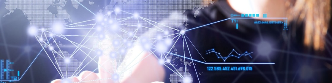 Een hand van een vrouw die op een digitaal scherm bewegingen maakt. In het scherm is een kaartje van de wereld verwerkt.