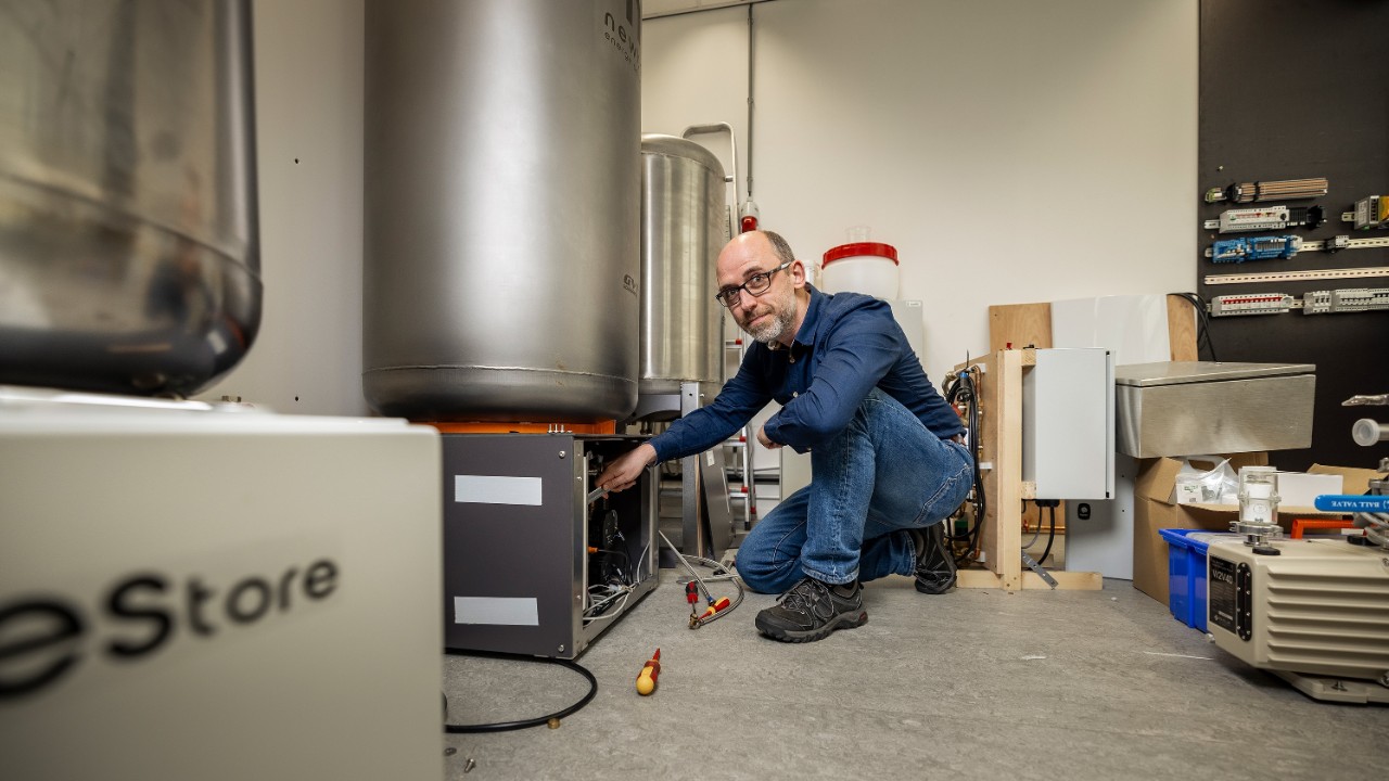 Pavol Bodiš, CEO van Newton Energy Solutions bij een NEStore (Foto: Christian Kalse)