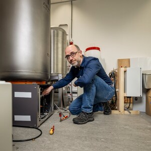 Pavol Bodiš, CEO of Newton Energy Solutions with a NEStore (Photo: Christian Kalse)