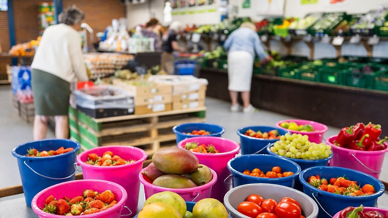In de winkel van Fruithandel Van Os heerst een gemoedelijke drukte op deze doordeweekse donderdagmorgen (Foto: Jiri Büller)