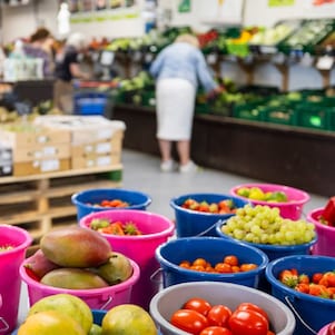 In de winkel van Fruithandel Van Os heerst een gemoedelijke drukte op deze doordeweekse donderdagmorgen (Foto: Jiri Büller)