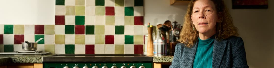 Margriet Kuijper thuis aan de keukentafel