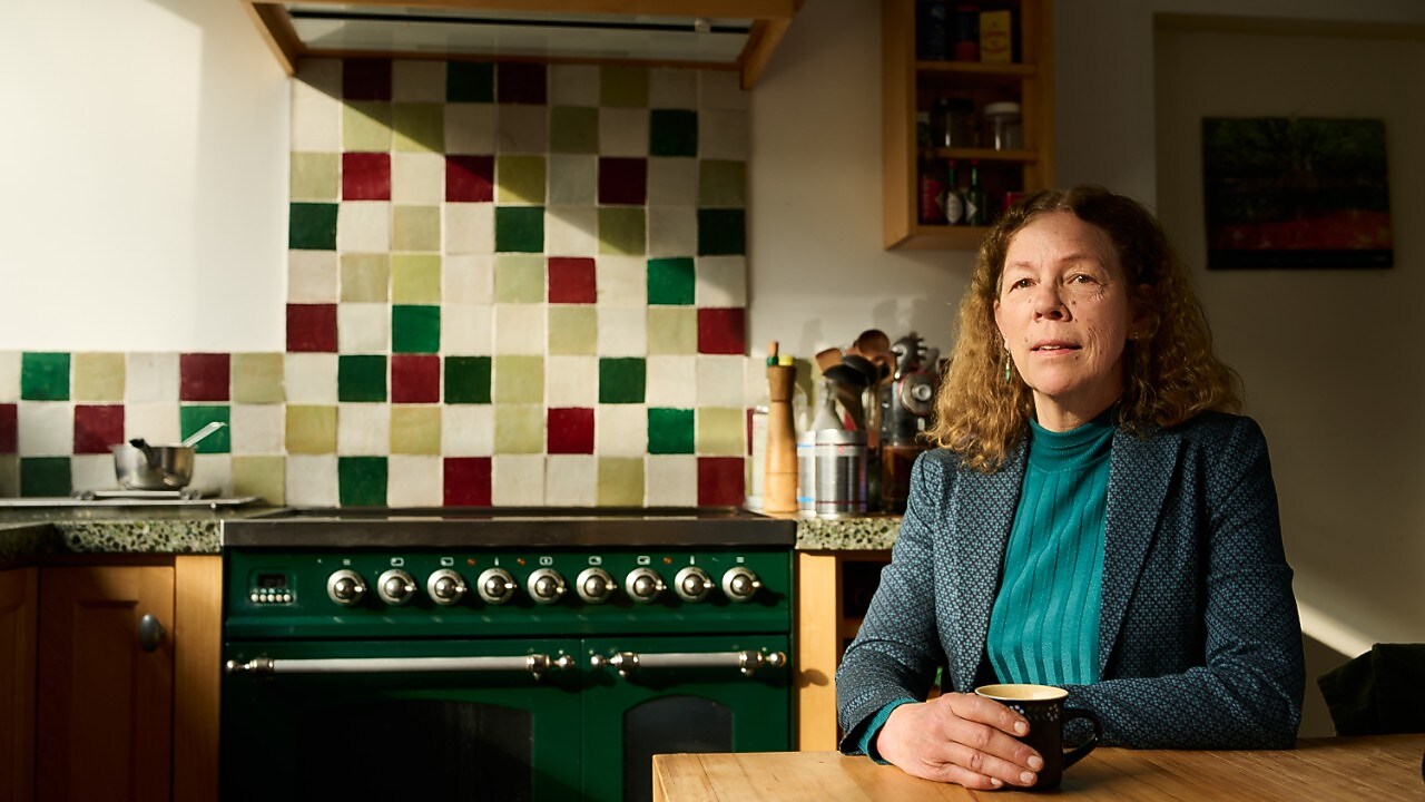 Margriet Kuijper thuis aan de keukentafel