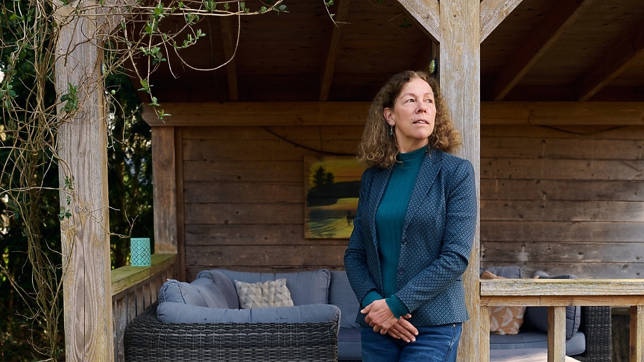 Margriet Kuijper thuis op de veranda