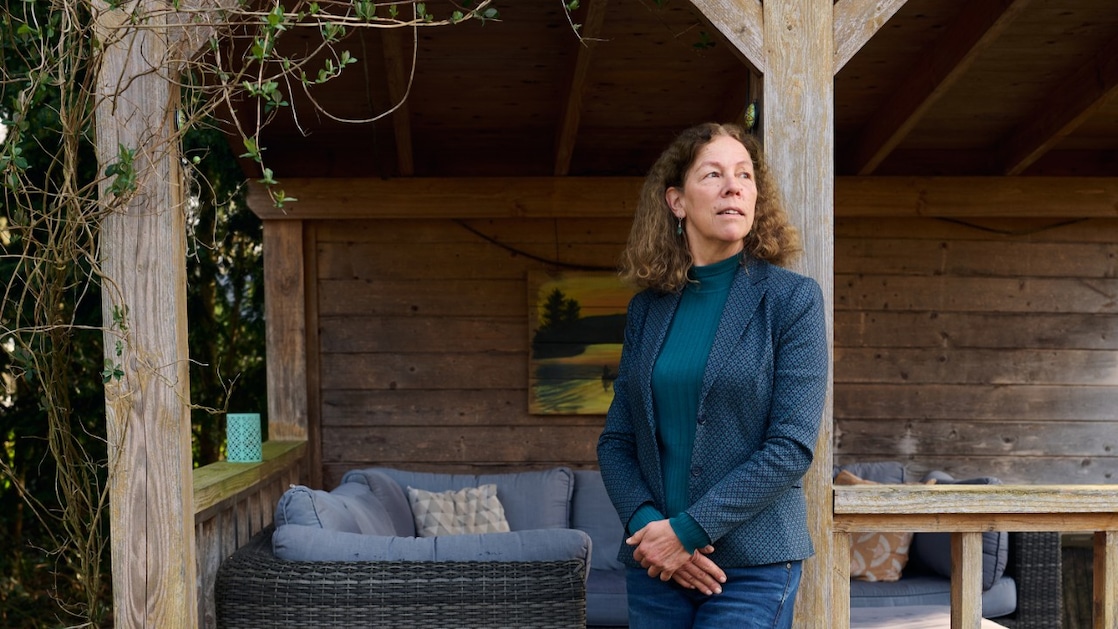 Margriet Kuijper thuis op de veranda