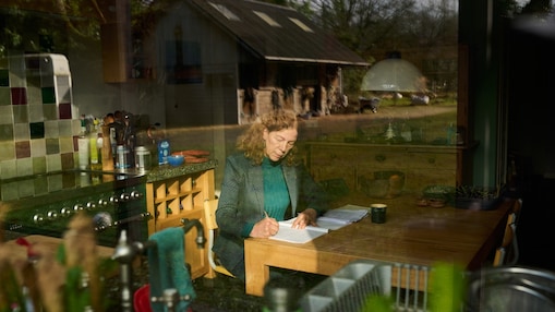 Margriet Kuijper thuis aan de keukentafel 