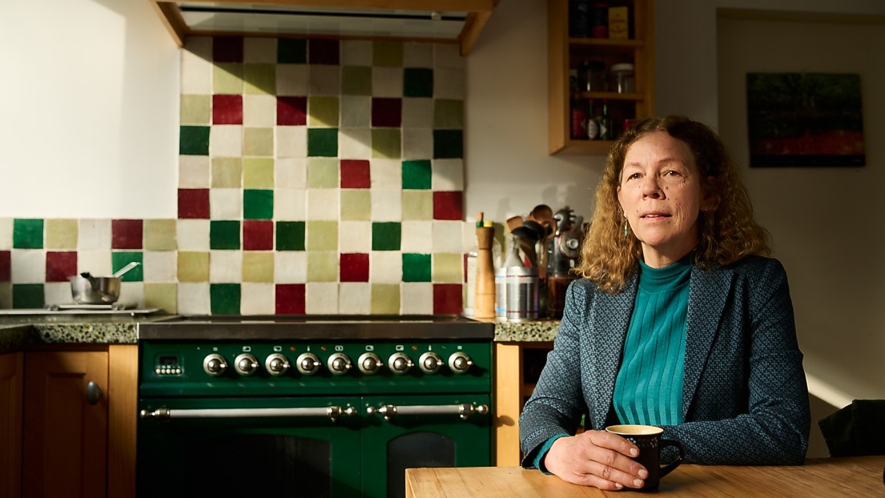 Margriet Kuijper thuis aan de keukentafel 