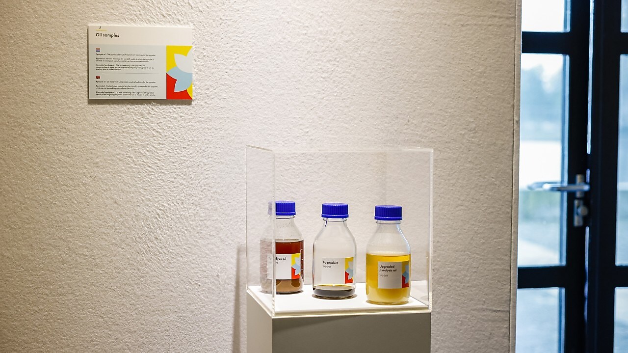 In de drie flessen: links de ongezuiverde pyrolyse-olie, in het midden het bijproduct, en rechts de bruikbare pyrolyse-olie zoals die gezuiverd uit de upgrader (MDU) komt. (Foto: Eric van Vuuren)