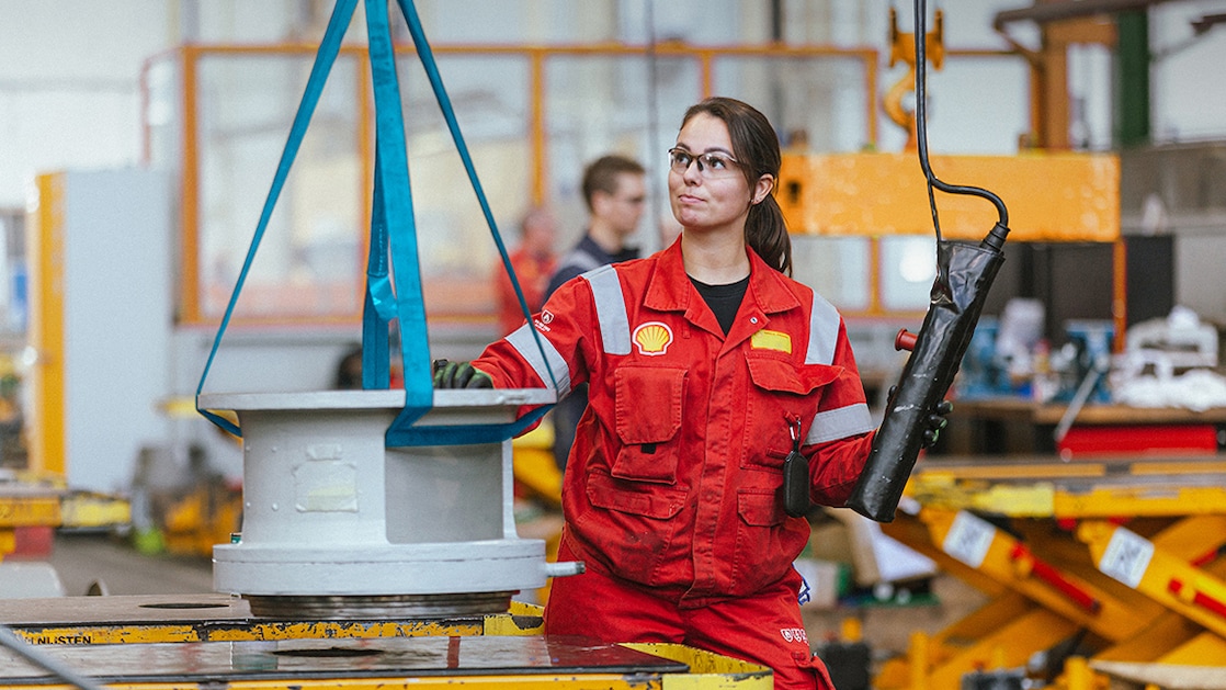 Een vrouwelijke Shell-medewerker in een fabriek op Pernis (Foto: Ernst Bode)