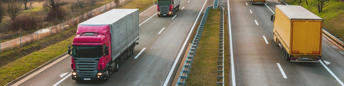 Vrachtwagens op de snelweg