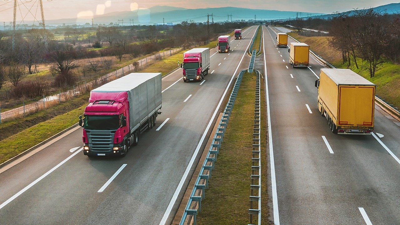 Vrachtwagens op de snelweg