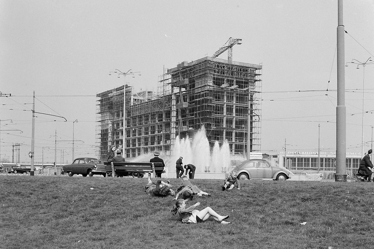 Maart 1959 – het eerste Shell-gebouw, aan  het Hofplein is in aanbouw. Het huisvestte destijds  Shell Tankers, Shell Nederland en het regionale  kantoor van NAM (Foto: Nationaal Archief)