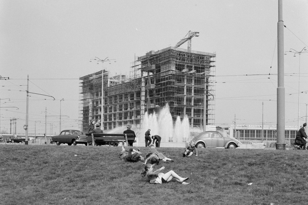 Maart 1959 – het eerste Shell-gebouw, aan  het Hofplein is in aanbouw. Het huisvestte destijds  Shell Tankers, Shell Nederland en het regionale  kantoor van NAM (Foto: Nationaal Archief)