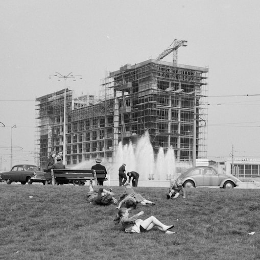 Maart 1959 – het eerste Shell-gebouw, aan  het Hofplein is in aanbouw. Het huisvestte destijds  Shell Tankers, Shell Nederland en het regionale  kantoor van NAM (Foto: Nationaal Archief)
