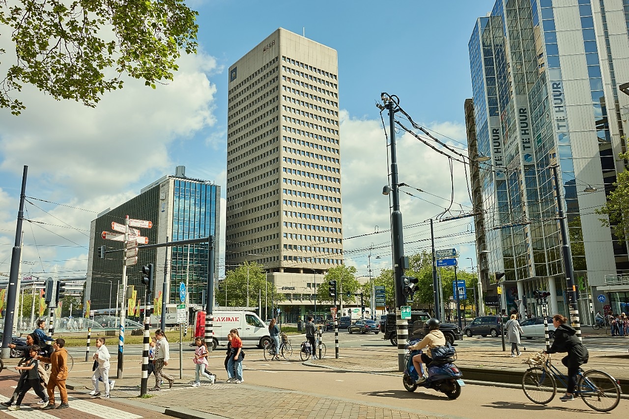 Heden – zicht op de voormalige  Shell-gebouwen vanaf de Coolsingel. Terug bij waar het begon, althans qua omslag voor Shell Venster (Foto: Herbert Berens)