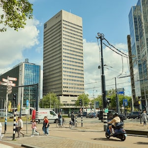 Heden – zicht op de voormalige  Shell-gebouwen vanaf de Coolsingel. Terug bij waar het begon, althans qua omslag voor Shell Venster (Foto: Herbert Berens)