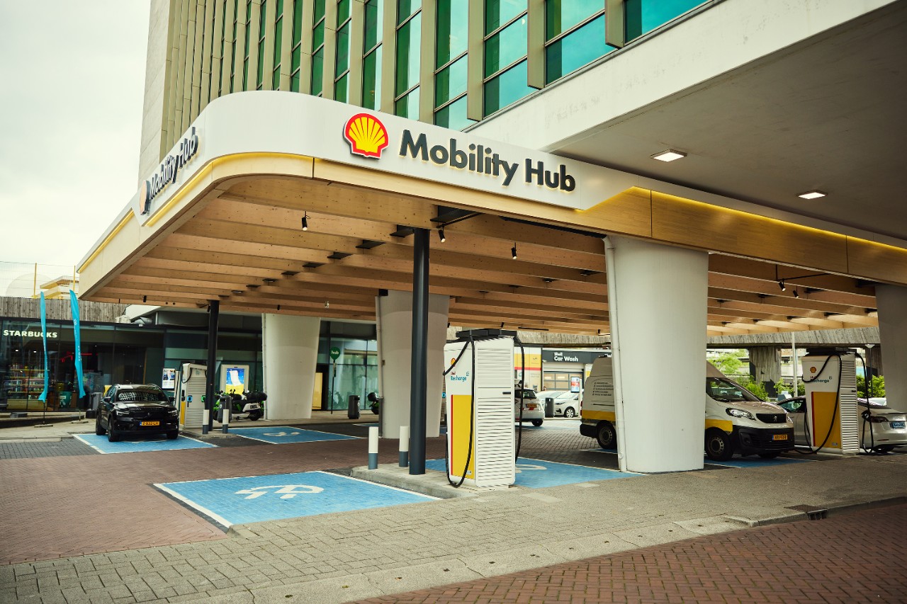 Heden – het aloude benzinestation van Shell op het Hofplein is  nu de allereerste ‘mobility hub’ van  Nederland (Foto: Pim Hendriksen)