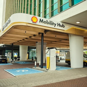 Heden – het aloude benzinestation van Shell op het Hofplein is  nu de allereerste ‘mobility hub’ van  Nederland (Foto: Pim Hendriksen)
