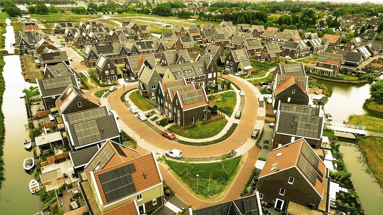 Zonnepanelen op daken van woningen (Foto: Getty Images)