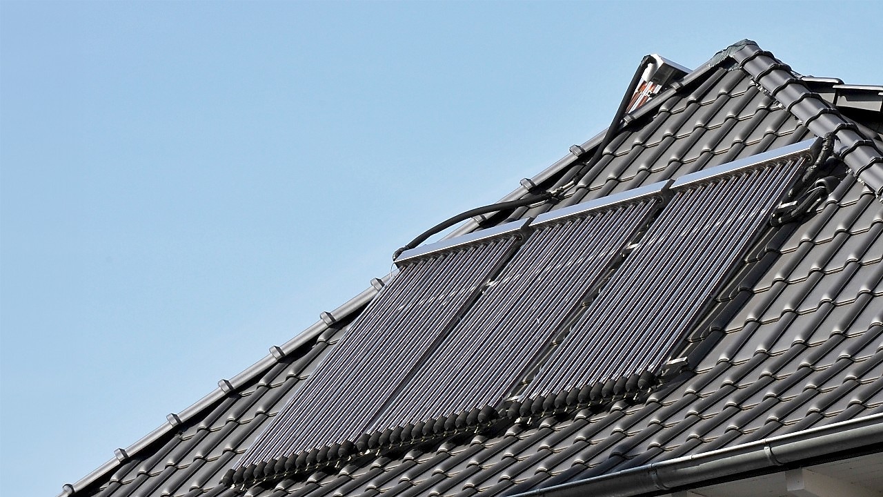 Zonnepanelen op het dak van een woonhuis, om met de stroom warm water te maken