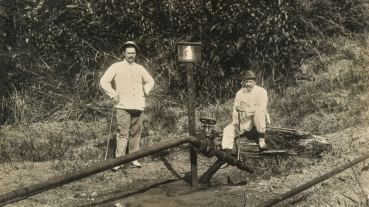 Aeilko Zijlker en een collega bij de eerste oliebron in Telaga op Sumatra