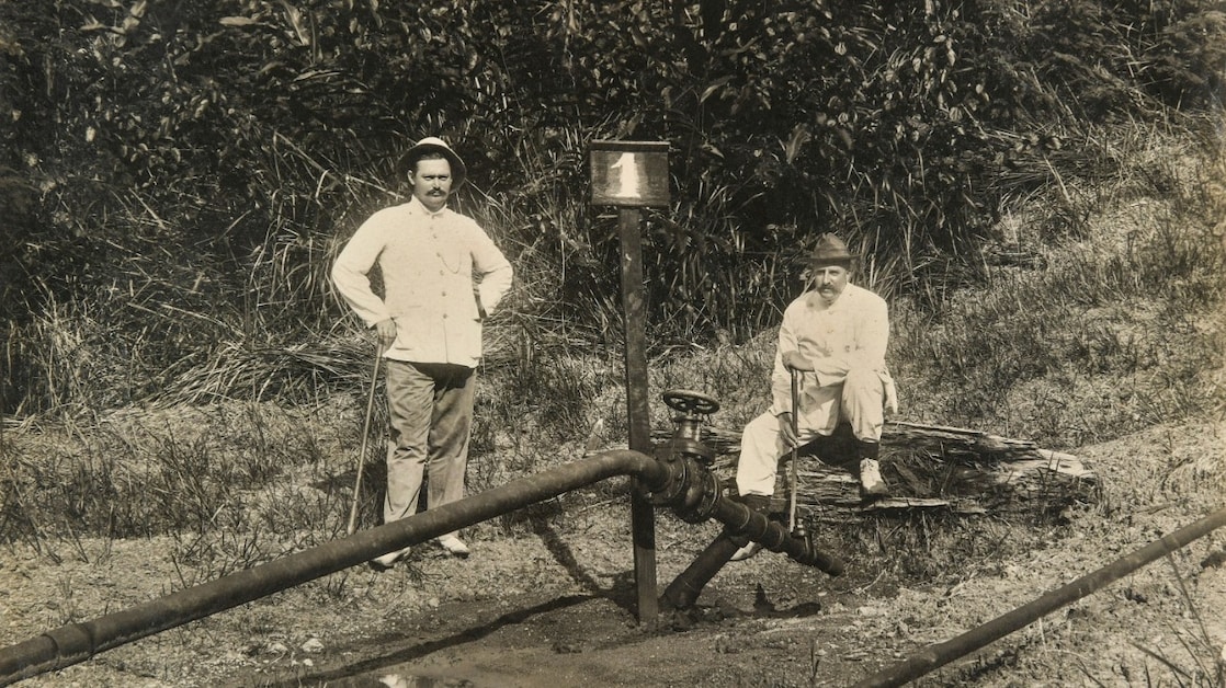 Aeilko Zijlker en een collega bij de eerste oliebron in Telaga op Sumatra