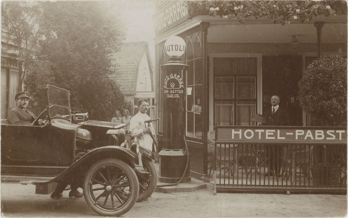 Het eerste pompstation bij Auto-garage van Setten bij Hotel Pabst in 1921. Het stond aan de weg tussen Utrecht en Arnhem.