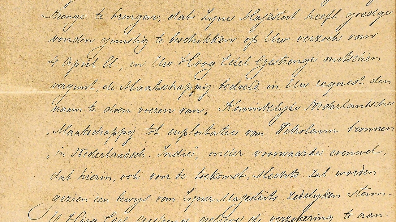 Deel van de brief waarin de adjudant van de koning toestemming geeft aan de "Nederlandsche Maatschappij tot Exploitatie van Petroleum bronnen in Nederlands-Indië" om het predikaat "Koninklijke" te dragen.