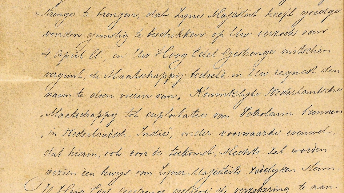 Deel van de brief waarin de adjudant van de koning toestemming geeft aan de "Nederlandsche Maatschappij tot Exploitatie van Petroleum bronnen in Nederlands-Indië" om het predikaat "Koninklijke" te dragen.