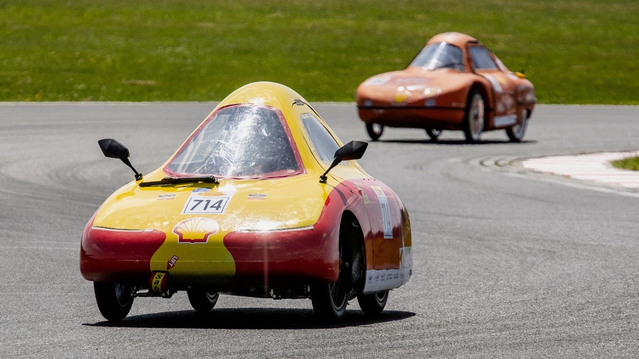 Een Spaanse en Portugese inzending tijdens de Shell Eco-marathon op het circuit in Zuid-Polen, juni 2025 (Foto: Marcel Burger)