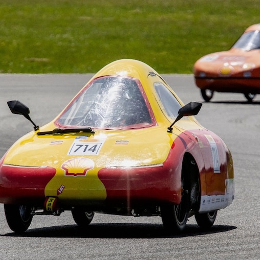 Een Spaanse en Portugese inzending tijdens de Shell Eco-marathon op het circuit in Zuid-Polen, juni 2025 (Foto: Marcel Burger)