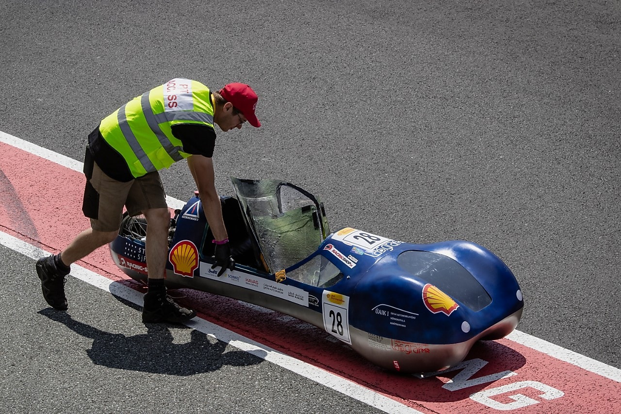 Een prototype wordt door de pitstraat geduwd. (Foto: Marcel Burger)