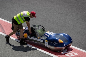 Een prototype wordt door de pitstraat geduwd. (Foto: Marcel Burger)