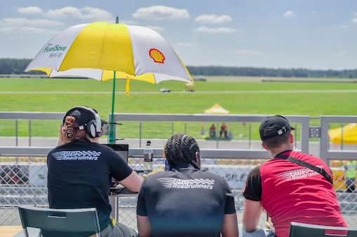 Drie leden van een Deens team bekijken de voortgang van hun wagen vanaf een hoger gelegen positie. (Foto: Marcel Burger)