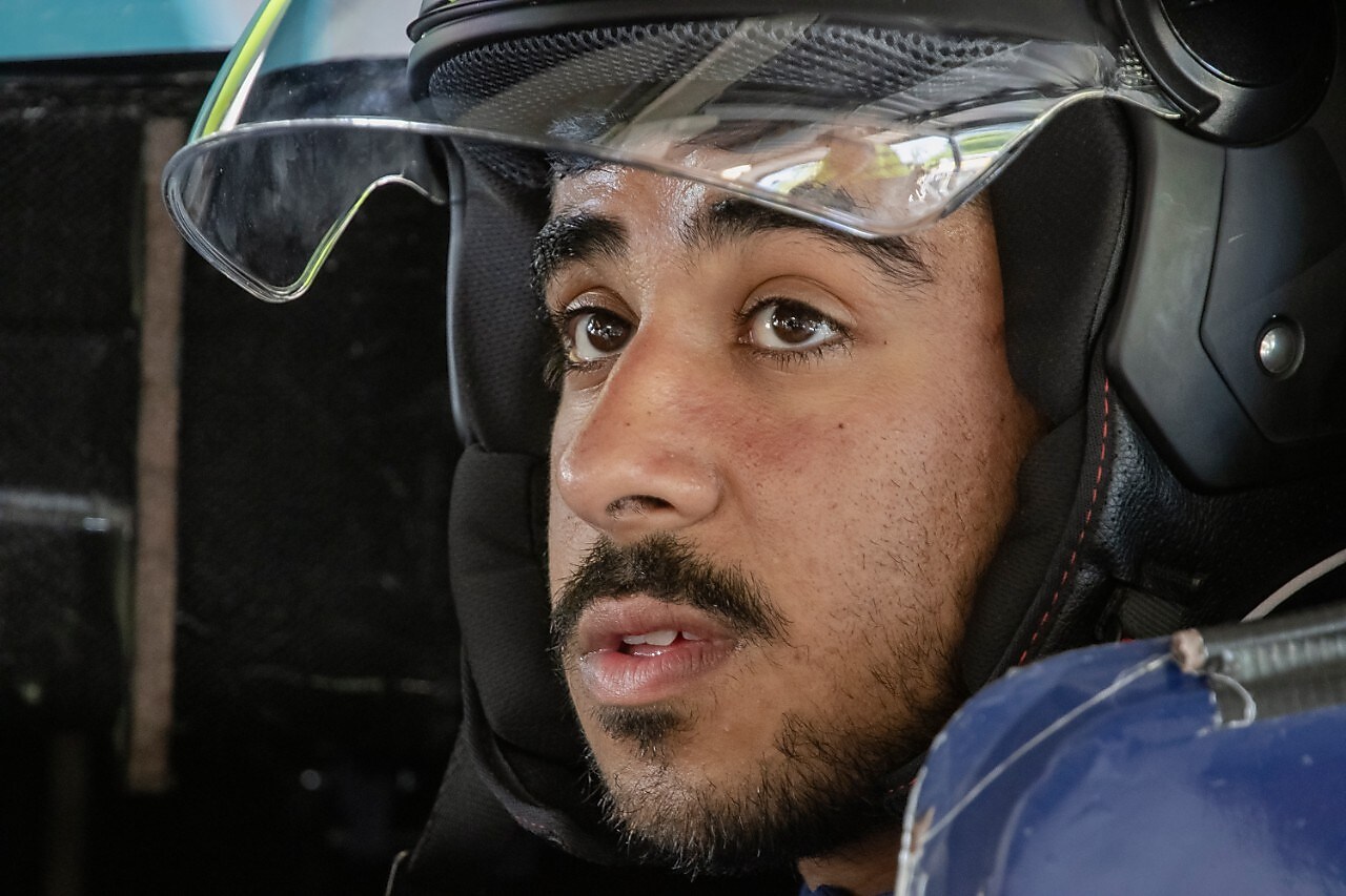 Concentratie en spanning in het gezicht van deze mannelijke coureur, vlak voor het oprijden van het circuit (Foto: Marcel Burger)