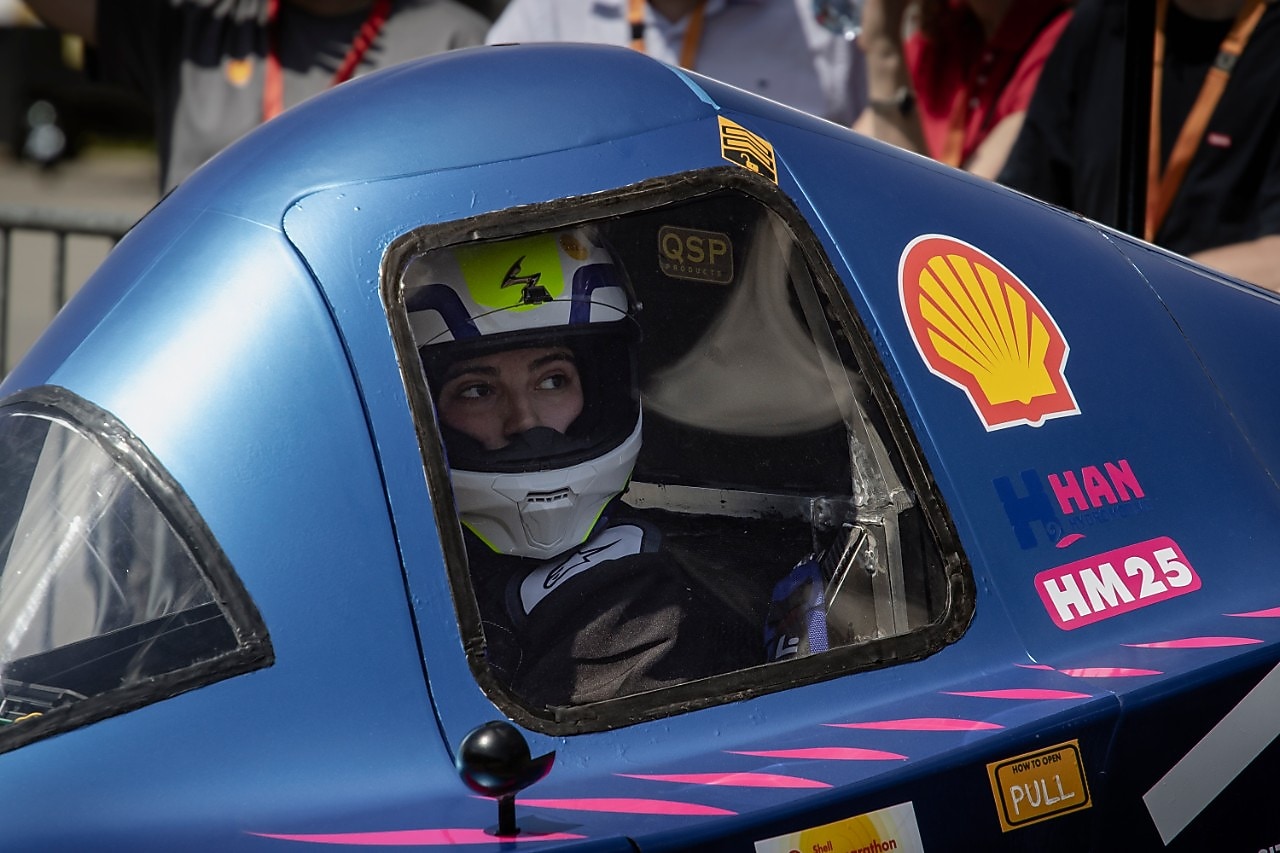 De coureur van de Hogeschool Arnhem-Nijmegen (HAN) kijkt vanuit haar cockpit naar de keuringsinspecteur (Foto: Marcel Burger)