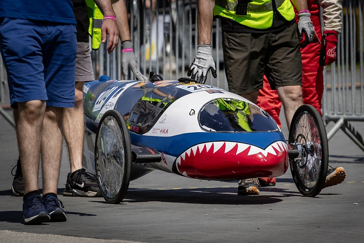 Het begeleiden van een prototype, in lijfwachtstijl (Foto: Marcel Burger)