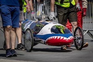 Het begeleiden van een prototype, in lijfwachtstijl (Foto: Marcel Burger)