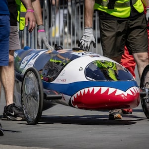 Het begeleiden van een prototype, in lijfwachtstijl (Foto: Marcel Burger)