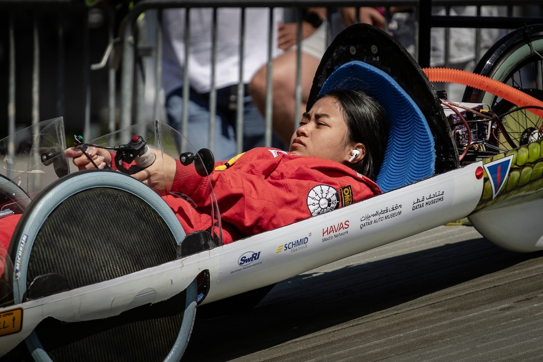 Serie van een van de voertuigen in de technische keuring en de remtest. Zie hoe weinig ruimte er is voor de coureur. (Foto: Marcel Burger)