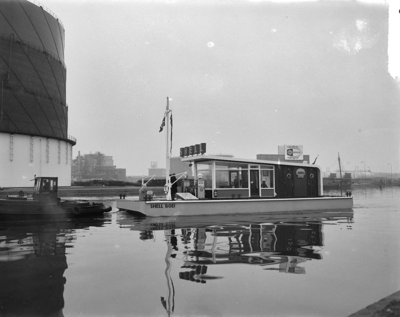 Mobiel service-station voor gemotoriseerde watertransport de Shell-boei in 1963 op het water (Foto: Joop van Bilsen/Anefo/Nationaal Archief)