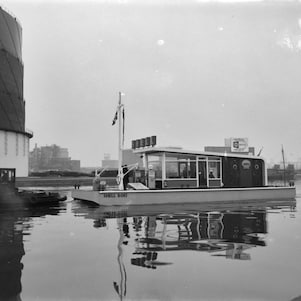 Mobiel service-station voor gemotoriseerde watertransport de Shell-boei in 1963 op het water (Foto: Joop van Bilsen/Anefo/Nationaal Archief)