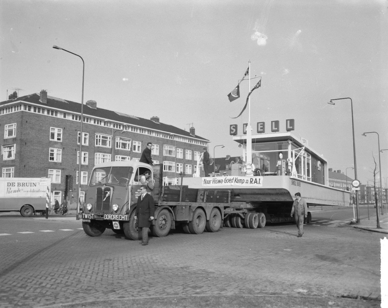 De Shell-boei op weg naar de Hiswa in 1963 (Foto: Joop van Bilsen/Anefo/Nationaal Archief)