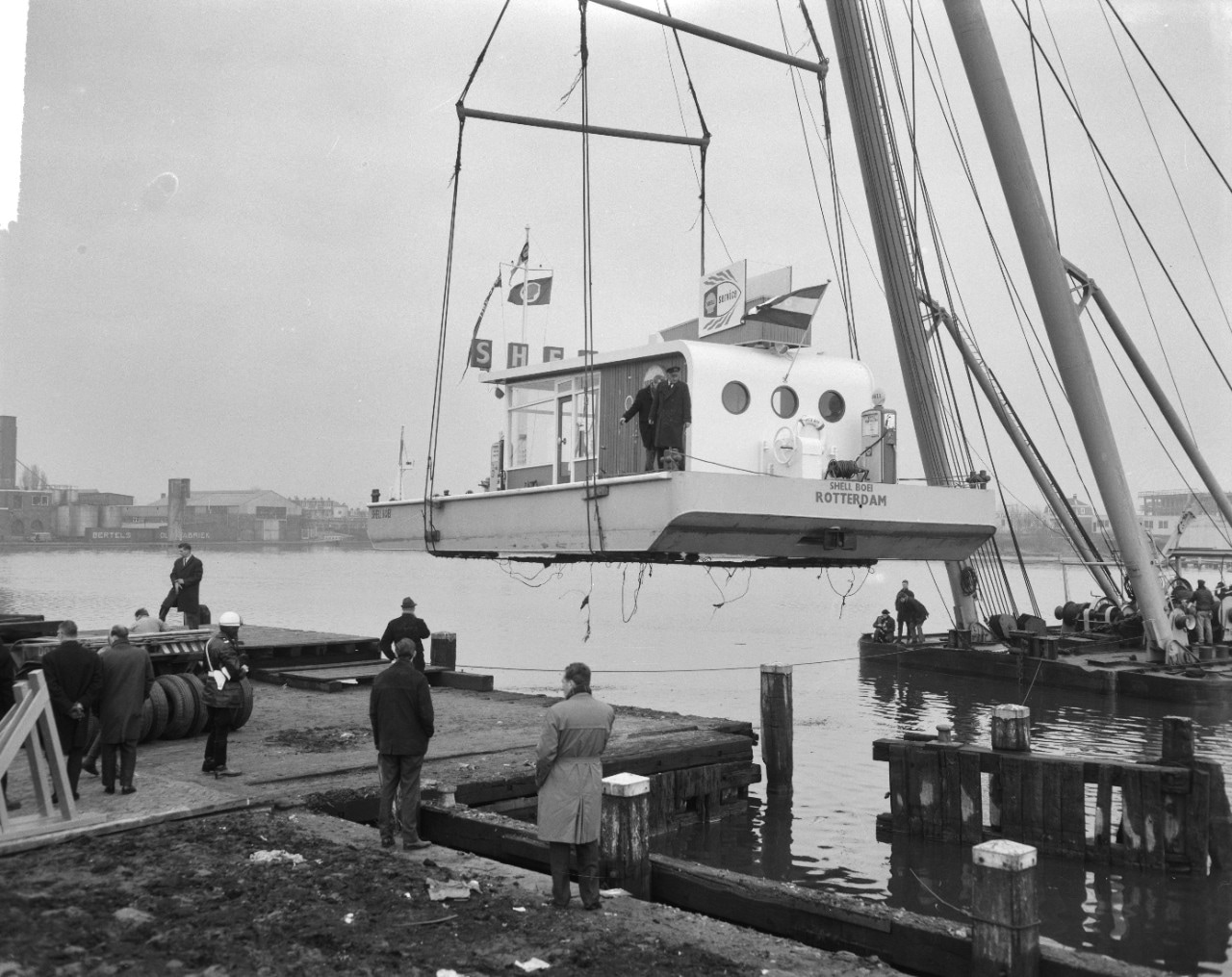 De Shell Boei wordt in of uit het water gehesen (Foto: Joop van Bilsen/Anefo/Nationaal Archief)
