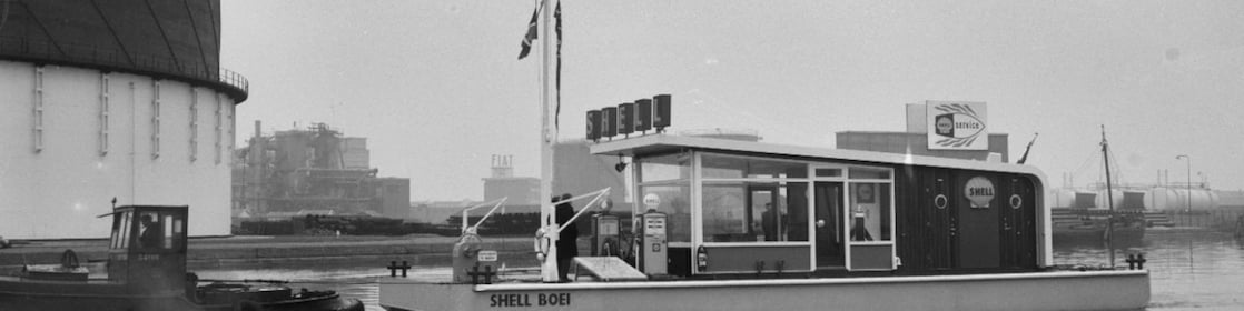 De Shell Boei, het drijvend pompstation, op het water (Foto: Joop van Bilsen/Anefo - Nationaal Archief)