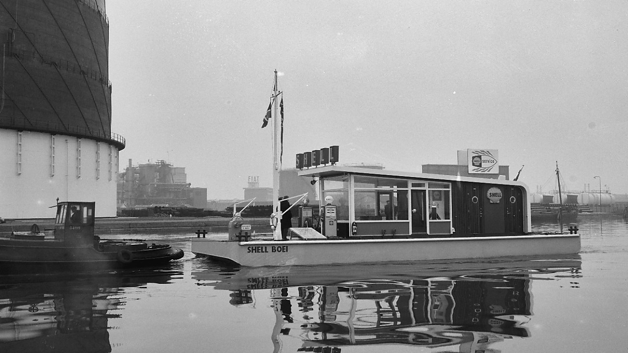 De Shell Boei, het drijvend pompstation, op het water (Foto: Joop van Bilsen/Anefo - Nationaal Archief)